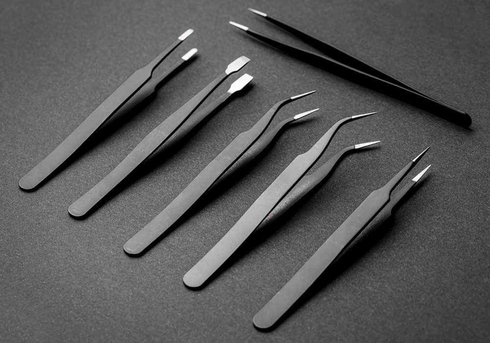 The Importance of Stainless Steel Tweezers in Professional Grooming